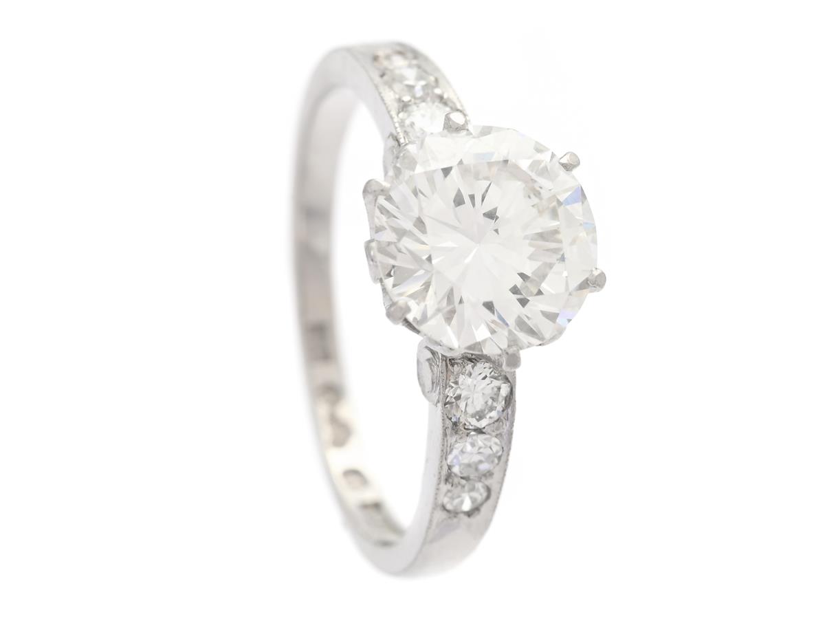 DAVID ANDERSEN, ring, platina, briljantslipad diamant ca 1,54 ct, ca TCr(I)/VS1, briljant och åttkantslipade diamanter ca 0,12 ctv, ca TW/VS-SI, Stockholm 1953, stl 15,75 mm, vikt 3,4 g, två naturaler på rondisten, kulettfasett.