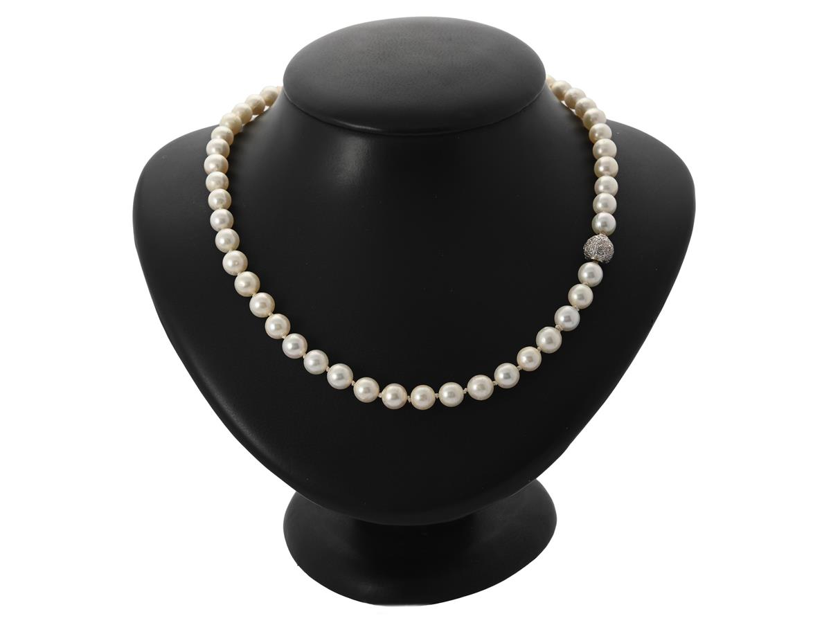 PÄRLCOLLIER, odlade pärlor ca 7 mm, lås i 18K vitguld, längd 43 cm, knutet, vikt 30,9 g.
