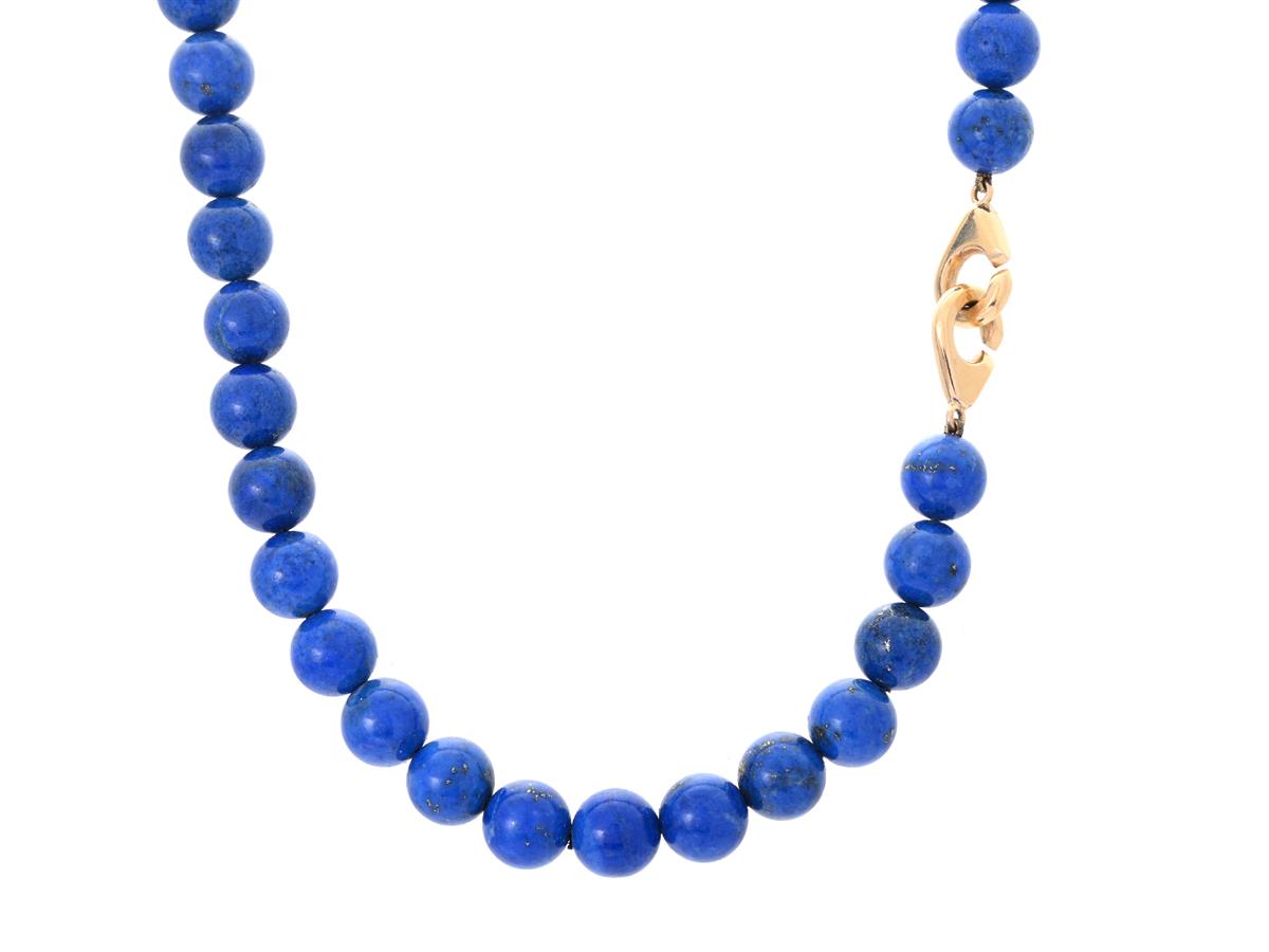 COLLIER, lapis lazuli, kulor ca 10 mm, längd 40 cm, lås i 18K guld, vikt 62,3 g, knutet.
