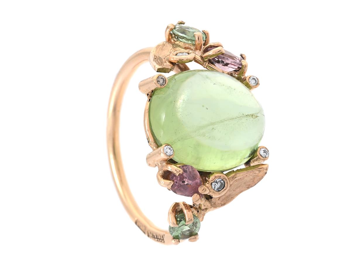 MANDELSTAM, ring, 18K guild, cabochonslipad peridot 6,66 ct, rosa och gröna turmaliner 0,58 ctv, briljantslipade diamanter 0,10 ctv, stl 17,5 mm, vikt 4,4 g, originaletui.