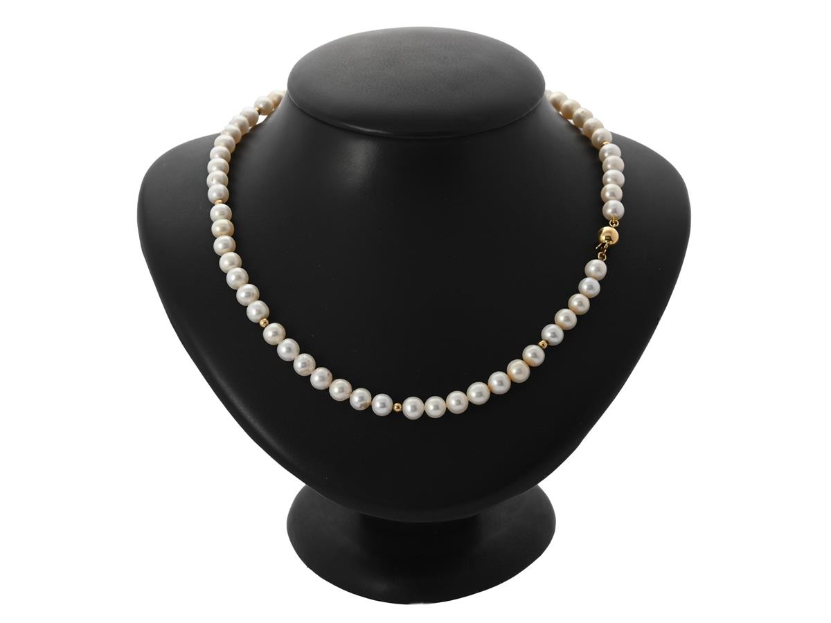 PÄRLCOLLIER, odlade något ovala sötvattenspärlor ca 7 mm, lås och mellandelar i 18K guld, längd 43 cm, knutet, vikt 25,6 g.