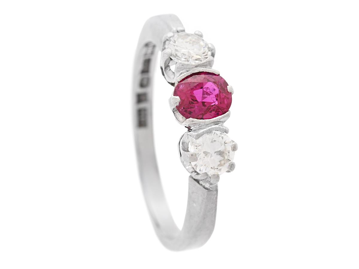 RING, 18K vitguld, ovalslipad rubin, 2 briljantslipade diamanter ca 0,40 ctv, ca W/VS, Guldsmedjan AB, Helsingborg 1996, stl 17 mm, vikt 3,6 g, rubinen med slitage.