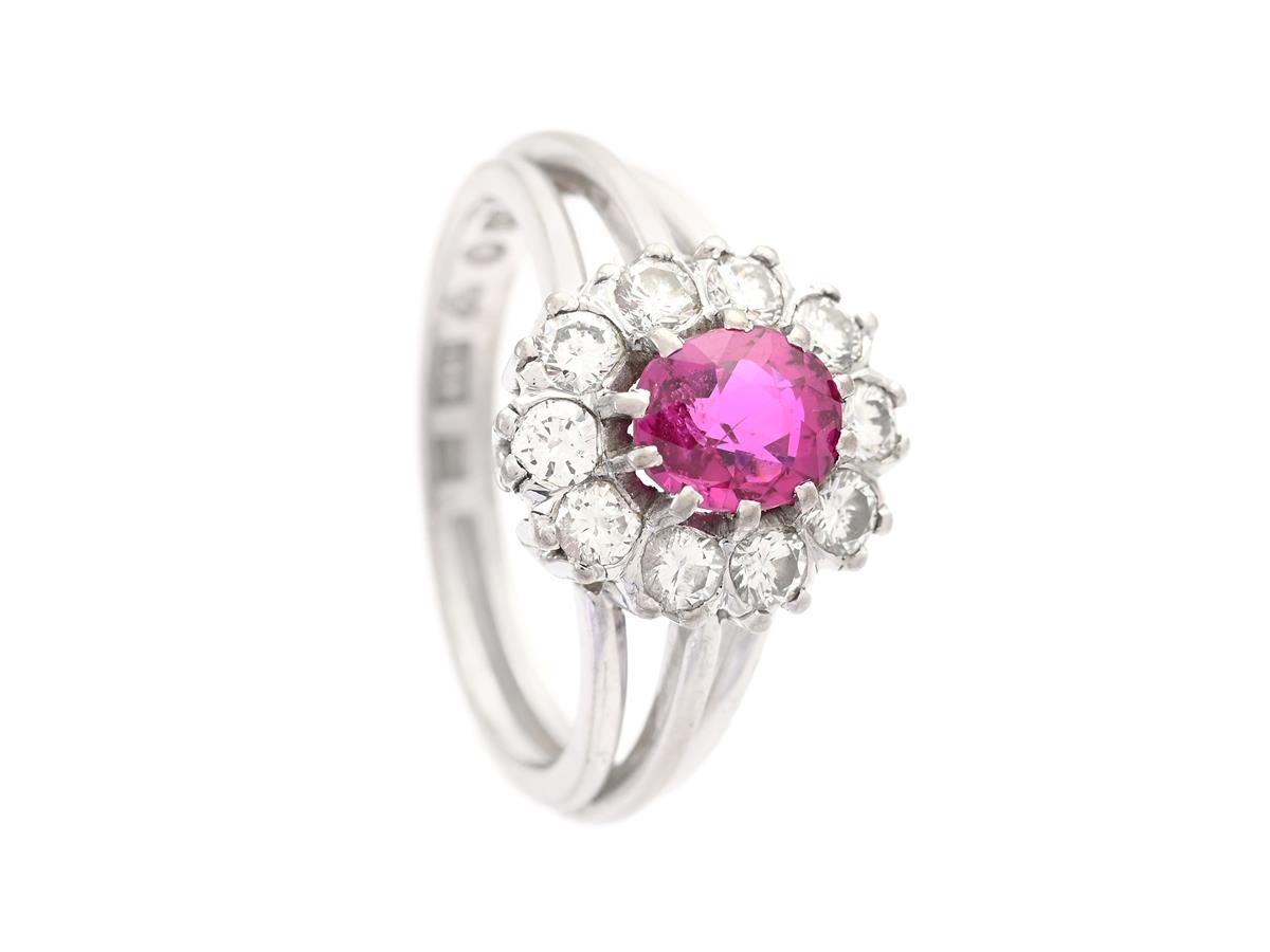 CARMOSÉRING, 18K vitguld, rubin ca 1,00 ct, 10 briljantslipade diamanter ca 0,60 ctv, ca TW/VS, Petterssons, Stockholm 1964, stl 16,75 mm, vikt 5,3 g.