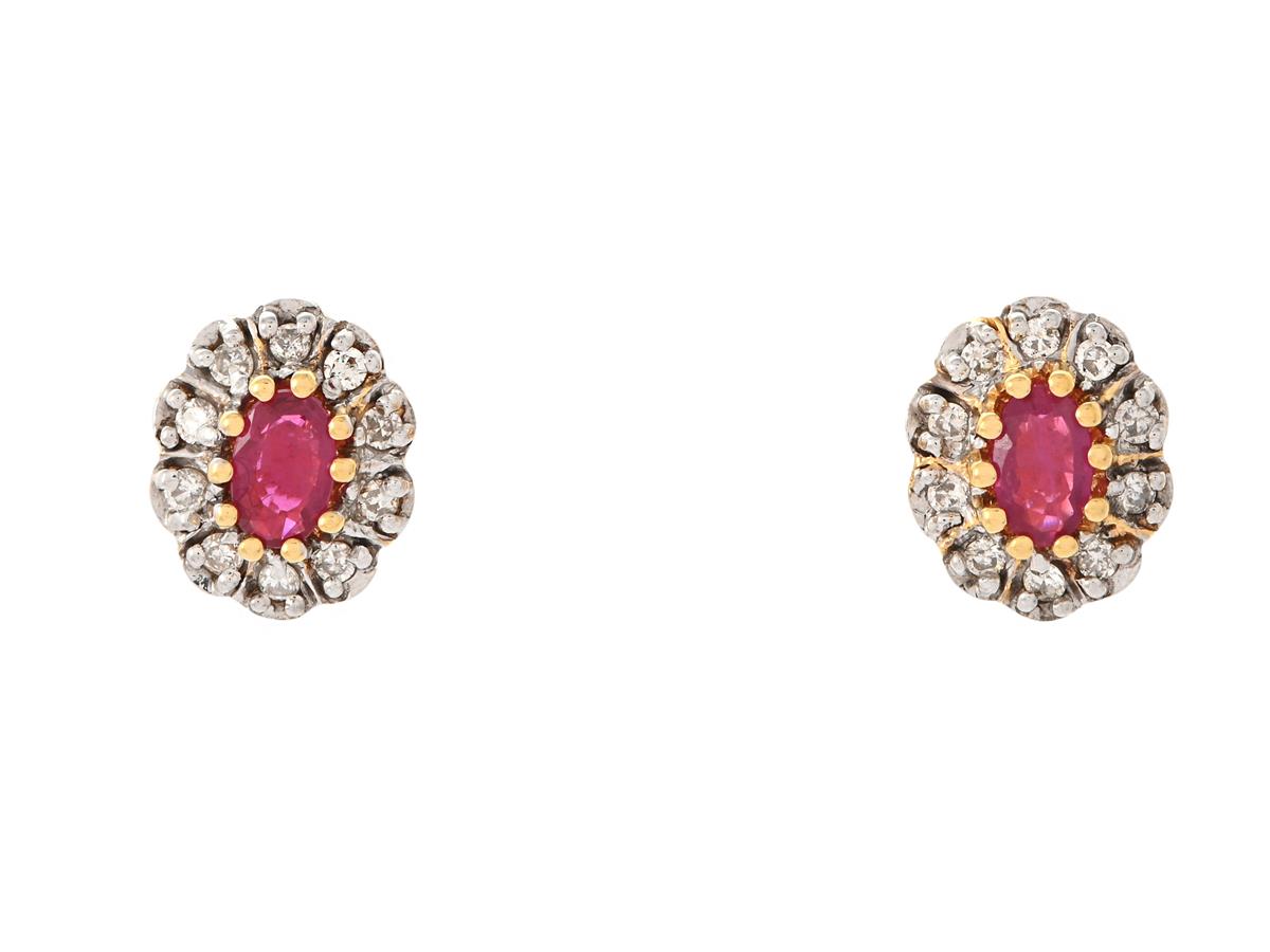 CARMOSÉÖRHÄNGEN, 18K guld, ovalslipade rubiner ca 0,50 ctv, 20 briljantslipade diamanter ca 0,20 ctv, ca W-Cr/SI-P, vikt 3,7 g, stift, ena rubinen har nagg på kronan.