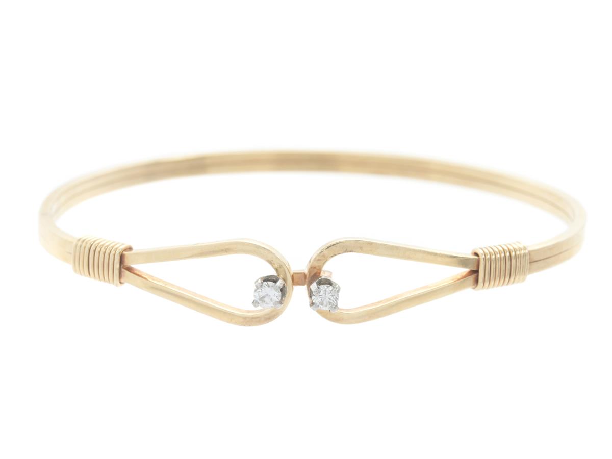 ARMRING, 14K guld, öppningsbar, 2 briljantslipade diamanter ca 0,14 ctv, ca W/VS, innermått 60 x 45 mm, vikt 10,8 g.