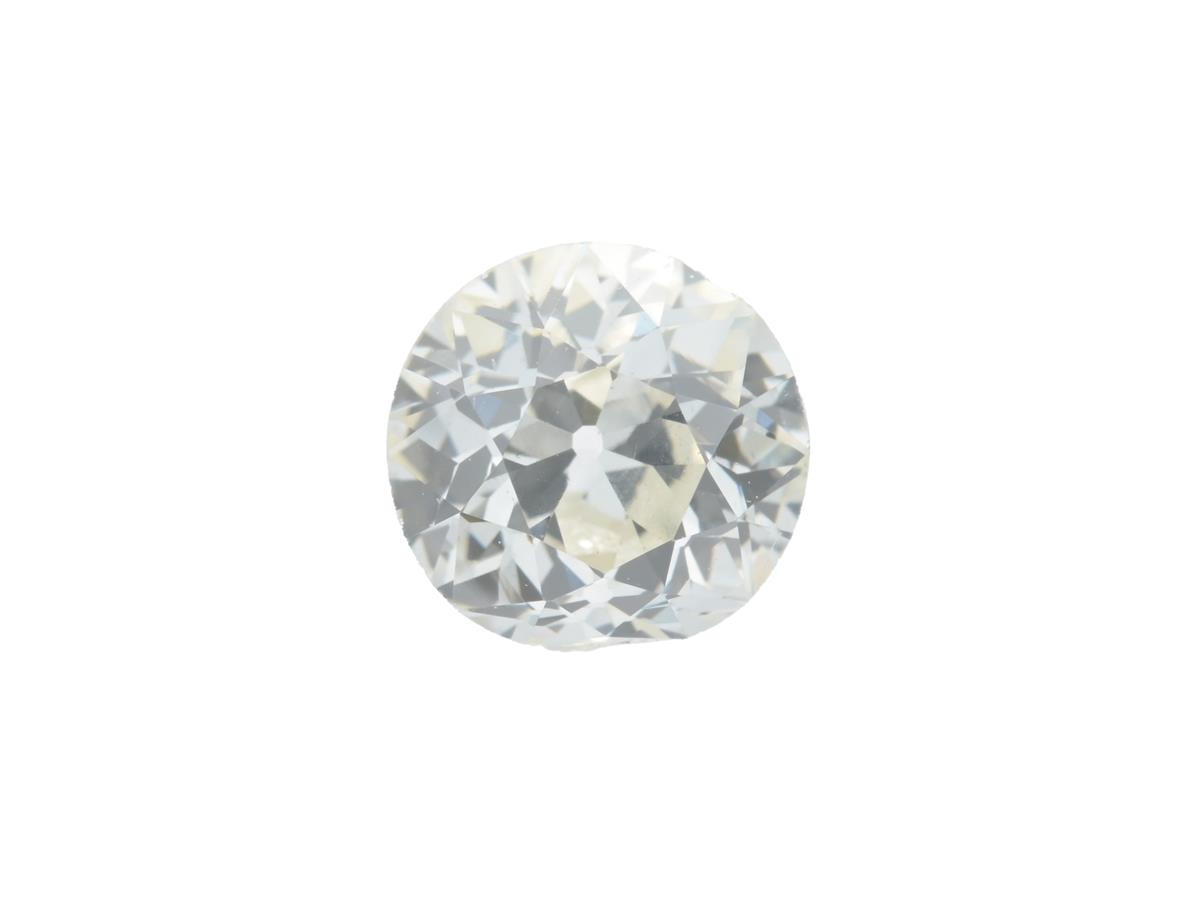 DIAMANT, gammalslipad 0,60 ct, TCa(J)/VS, mått 5,37 x 5,22 x 3,20 mm, naturaler samt skada vid rondisten.