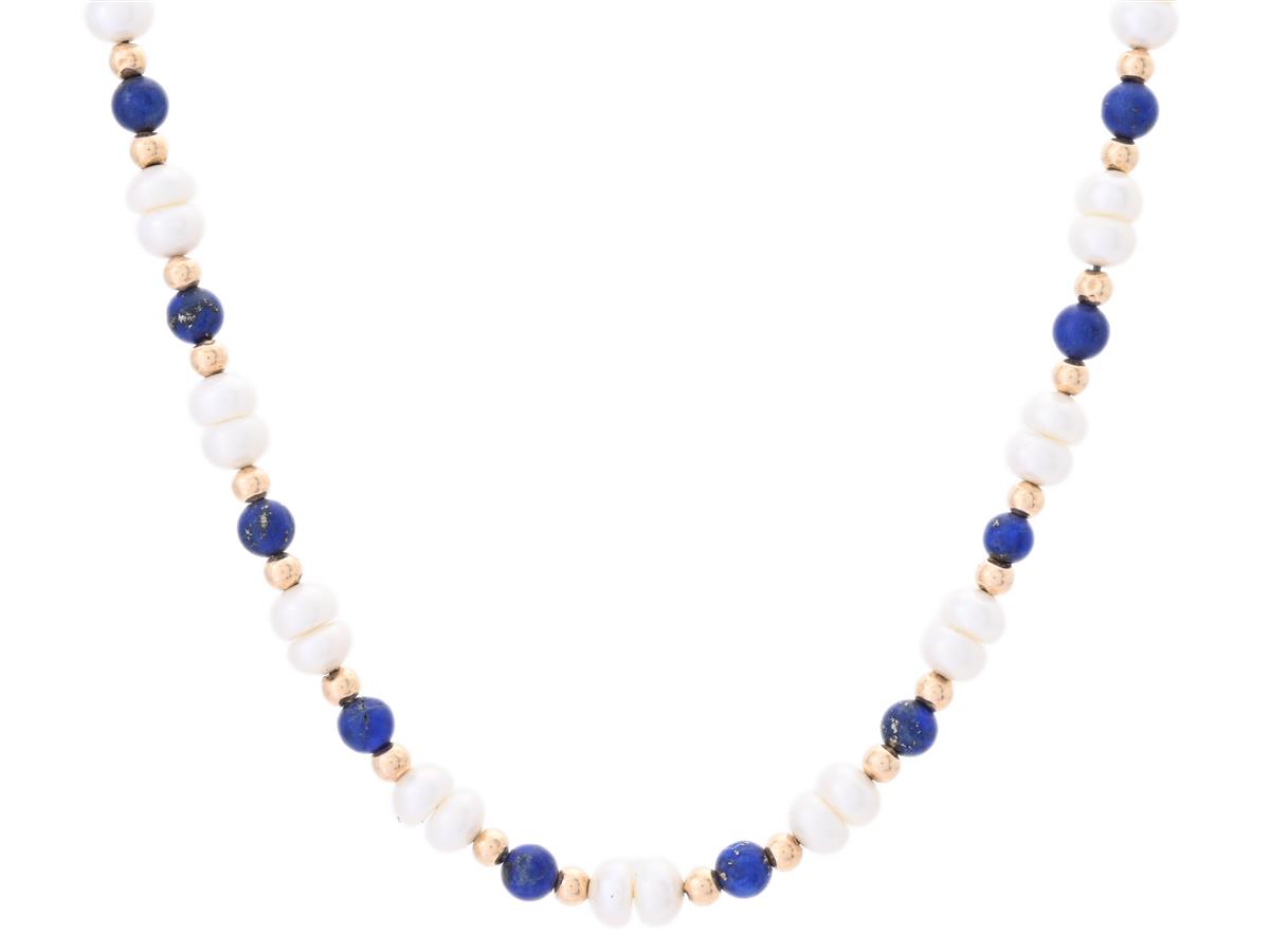 PÄRLCOLLIER, odlade sötvattenspärlor, lapiz lazuli, lås och distanser i 14K guld, längd 41,5 cm, vikt 10,6 g, bucklor på distanser.