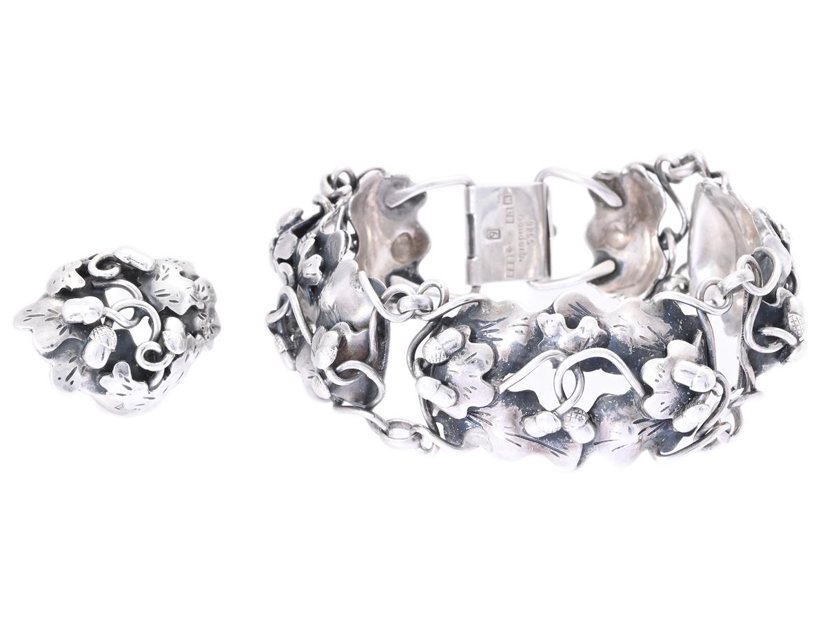 SMYCKESET, armband & ring, silver, dekor av eklöv och ekollon, Tre-Ess I Sällström, Malmö 1946, längd på armband 18,5 cm, storlek på ring 15,75 mm, totalvikt 53,5 g.
