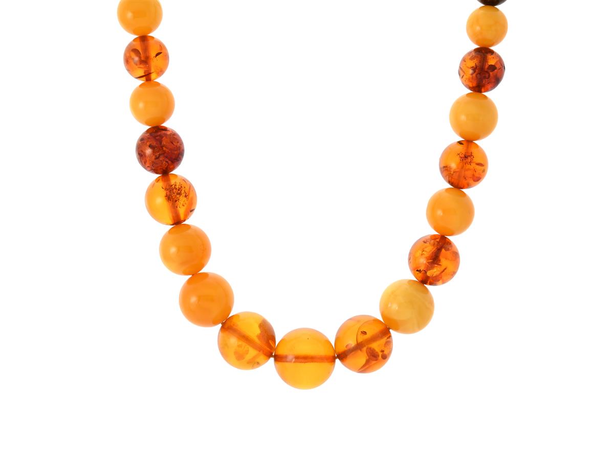 COLLIER, doserad bärnsten, ca 18,8- 8,9 mm, längd 57 cm, lås sterlingsilver, vikt 59,6 g