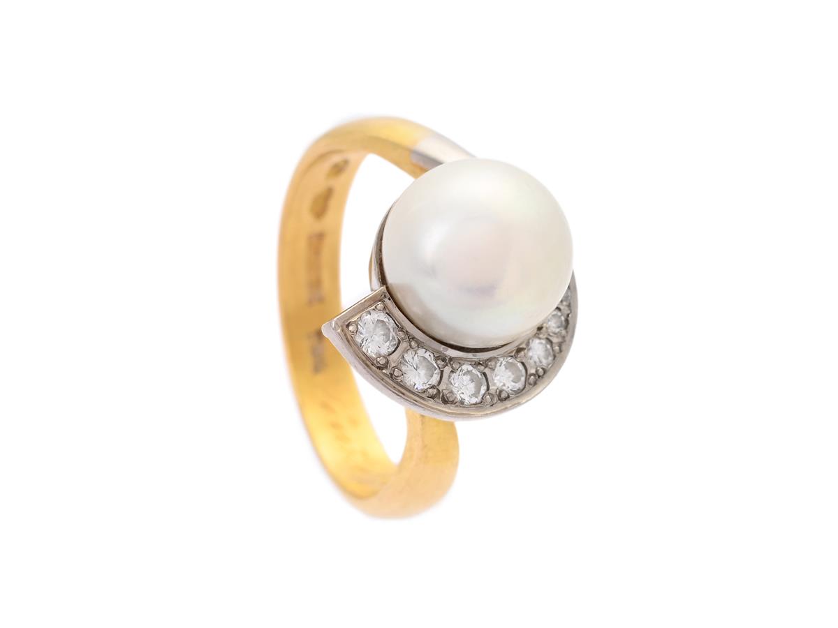 RING, 23K guld, 18K vitguld, odlad pärla ca 9,5 mm, 7 st diamanter, ca 0,20 ctv, ca TW-W/VS-SI, stl 18 mm, vikt 8,4 g, gravyr