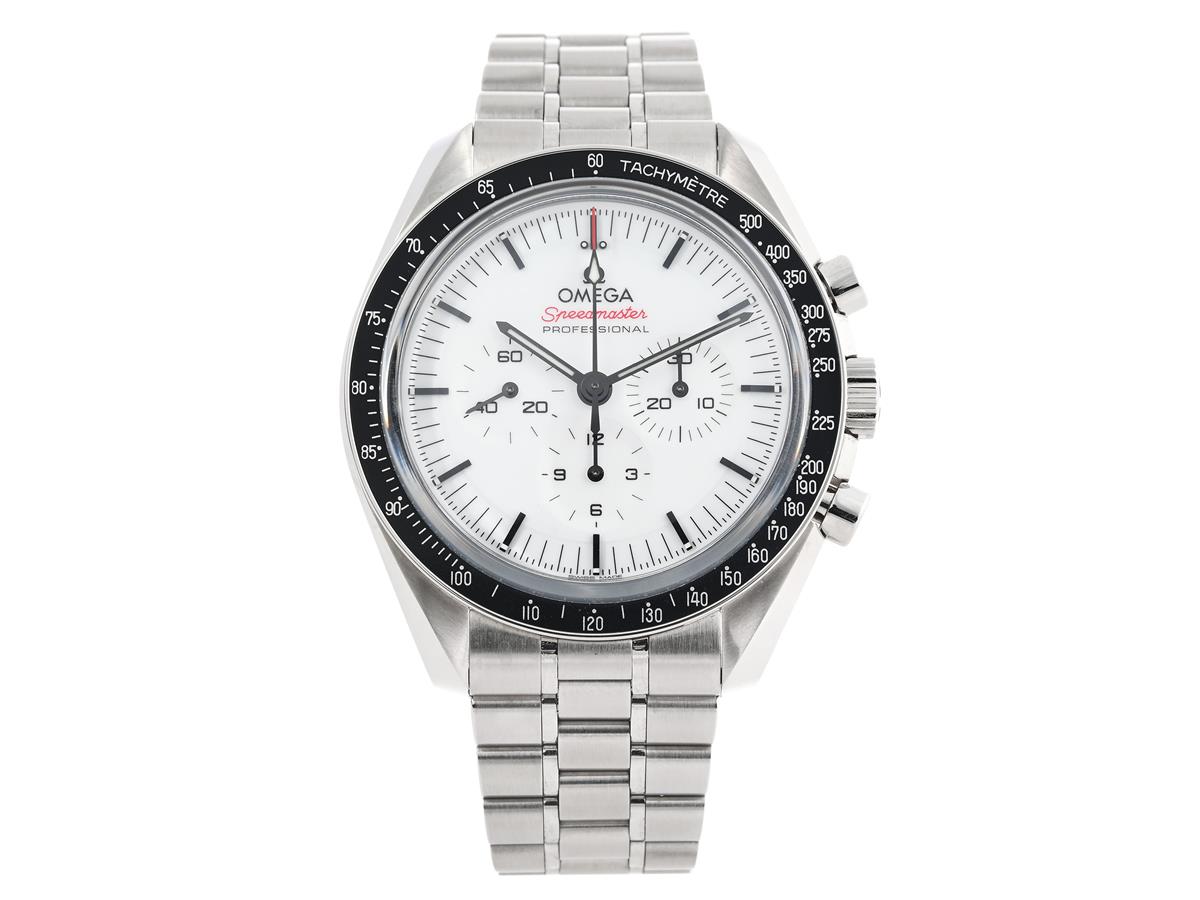 OMEGA, Speedmaster Professional, "Tachymètre", Master Chronometer, Cal 3861, Verk nr. 88249556, Serie nr. 88249556, PIC nr. 310.30.42.50.04.001, kronograf, herrur, 42 mm, stål, manuell (Co-Axial), safirglas, glasbaksida, originallänk, viklås, cert, augusti 2026.