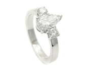 Smycken, RING, 18K vitguld, i auktion: Moderna – Lördag 14 juni 2014