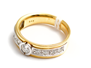 Smycken, Ring 18K tvåfärgad med diamanter 1xca0,20ct 8xca0,04ct  Ø17¾ 5,9g, i auktion: Pant – Tisdag 23 september 2014