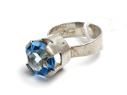 Smycken, Ring S925 4,0g Ø15 3/4 ej rund, med sten, i auktion: Pant – Tisdag 16 december 2014