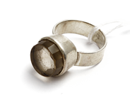 Smycken, Ring S835 6,7g Ø16 1/4 med sten, stenen sitter något löst, i auktion: Pant – Tisdag 16 december 2014