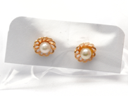 Smycken, Örhängen 1 par 18K 0,9g, med odlade pärlor 3,6mm, i auktion: Pant – Tisdag 10 november 2015