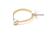 Smycken, Ring 18K 0,9g Ø16½, med pärla 4mm, i auktion: Pant – Tisdag 10 november 2015