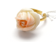 Smycken, Ring 18K 6,9g Ø16½, med korallros, i auktion: Pant – Tisdag 10 november 2015