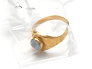 Parti, Parti guld 18K defekt, med sten 2,5g , i auktion: Pant – Tisdag 10 november 2015