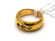 Parti, Parti guld 22K defekt/graverat med stenar 7,6g , i auktion: Pant – Tisdag 10 november 2015