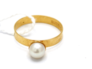 Smycken, Ring med pärla 18K Ø17¾ Brv1,9g, i auktion: Pant – Tisdag 10 november 2015