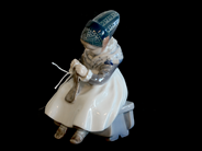Porslin, Figurin Royal Copenhagen nr: 1314 h: 15cm, i auktion: Pant – Tisdag 27 september 2016