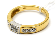 Smycken, Ring 18K 3,4g Ø16 med diamanter briljantslipade 8xca0,005ct och prinsesslipade 6xca0,01ct, i auktion: Pant – Tisdag 27 september 2016