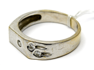 Parti, Ring vitguld 18K 6,7g Ø19 något missfärgad med diamanrer 1xca0,05ct + 2xca0,04ct, i auktion: Pant – Tisdag 27 september 2016