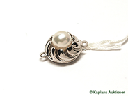 Smycken, LÅS, 18K vitguld med 1 odlad pärla, i auktion: Moderna – Lördag 11 november 2006