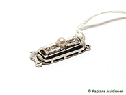 Smycken, LÅS, 18K vitguld med 1 odlad pärla samt  rosenstenar, i auktion: Moderna – Lördag 11 november 2006