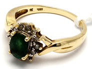 Smycken, Ring 14K med grön sten och diamanter 12xca0,02ct 4,1g Ø18½, i auktion: Pant – Tisdag 5 mars 2019
