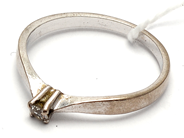 Parti, Ring vitguld 18K 1,8g Ø16 med diamant 1xca0,07ct (skev), i auktion: Pant – Tisdag 5 mars 2019