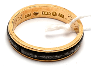 Parti, Ring 18K Brv: 3,6g Ø18¾ (skadad/graverad), vit detalj ej guld , i auktion: Pant – Tisdag 5 mars 2019