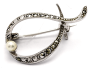Smycken, Brosch silver 830 3,2g med stenar och odlad pärla Ø3,7mm, i auktion: Pant – Tisdag 23 april 2019