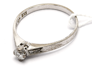 Smycken, Ring 18K 2,4g Ø18½ vitguld med diamanter 1xca0,20ct, 4xca0,01ct, i auktion: Pant – Tisdag 23 april 2019
