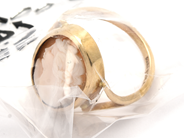 Parti, Parti guld 18K bruttovikt 4,7g Ø17¾, camé sitter lite löst, i auktion: Pant – Tisdag 23 april 2019