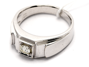 Smycken, Ring 18K 9,2g Ø19 vitguld med diamant 1xca0,23ct, i auktion: Pant – Tisdag 23 april 2019