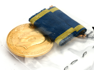 Parti, Medalj 18/23K bruttovikt 15,9g, gravyr, i auktion: Pant – Tisdag 23 april 2019