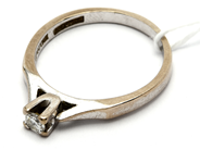 Smycken, Ring 18K 4,2g Ø19, vitguld med diamant 1xca0,16ct, i auktion: Pant – Tisdag 23 april 2019
