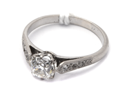 Smycken, Ring 14K 3,0g Ø17 med gammalslipad diamant 0,80ct och 6 små diamanter , i auktion: Pant – Tisdag 21 januari 2020