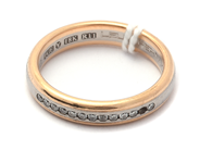 Parti, Ring tvåfärgad 18K 6,0g Ø17½ defekt/gravyr med små diamanter var av en saknas , i auktion: Pant – Tisdag 21 januari 2020