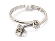 Smycken, Ring 18K i vitguld 2,5g Ø15½ med diamanter 1xca0,10ct och 2xca0,05ct , i auktion: Pant – Tisdag 21 januari 2020