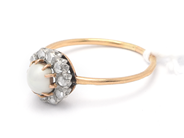 Parti, Ring 18K 1,7g Ø16¾ med pärla och äldreslipade diamanter 10xca0,02-0,03ct, i auktion: Pant – Tisdag 21 april 2020