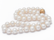 Smycken - Pärlcollier med odlade sötvattenspärlor Ø8,3-9,3mm 45cm med lås i 18K, med vita stenar på låset - View 1