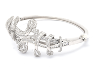 Parti, Armring vitguld 18K 29,0g Ø65mm med stenar, i auktion: Pant – Tisdag 21 april 2020