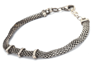 Smycken, Armband S925 5,6g 18,5-20,5cm med vita stenar, skev i länkar, i auktion: Pant – Tisdag 8 september 2020