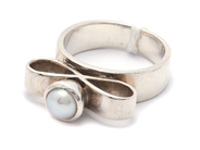 Smycken, Ring S925 8g Ø17¼ med pärla, KUMKUM i ask, i auktion: Pant – Tisdag 8 september 2020