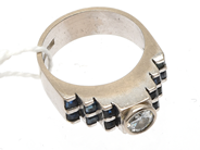 Smycken, Ring vitguld med färgskiftningar i guldet, med stenar och diamant 1xca0,50ct 18K Ø17½ brv 8,9g, i auktion: Pant – Tisdag 8 september 2020