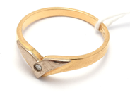 Smycken, Ring 18K tvåfärgad 2,6g Ø17½, med diamant 1xca0,02ct, i auktion: Pant – Tisdag 8 september 2020