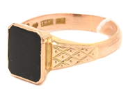 Smycken, Herring 18K 5,8g Ø21½, med svart sten, i auktion: Pant – Tisdag 1 december 2020